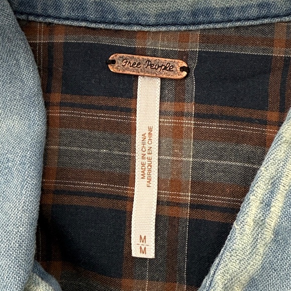 Free People Distressed Denim Shirt Boho Western Tomboy Snap Button Frayed Hem - Picture 4 of 13